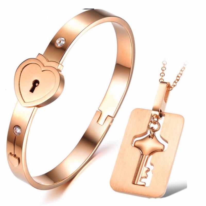 Bộ trang sức cặp đôi titan thép không gỉ vòng tay ổ khóa và dây
chuyền chìa khóa mạ vàng 14k (Vàng)