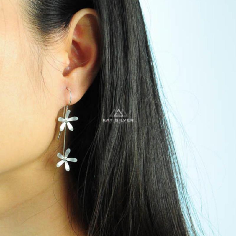Bông tai bạc 925 KAT Silver khuyên dài 2 hoa KRSET110-155