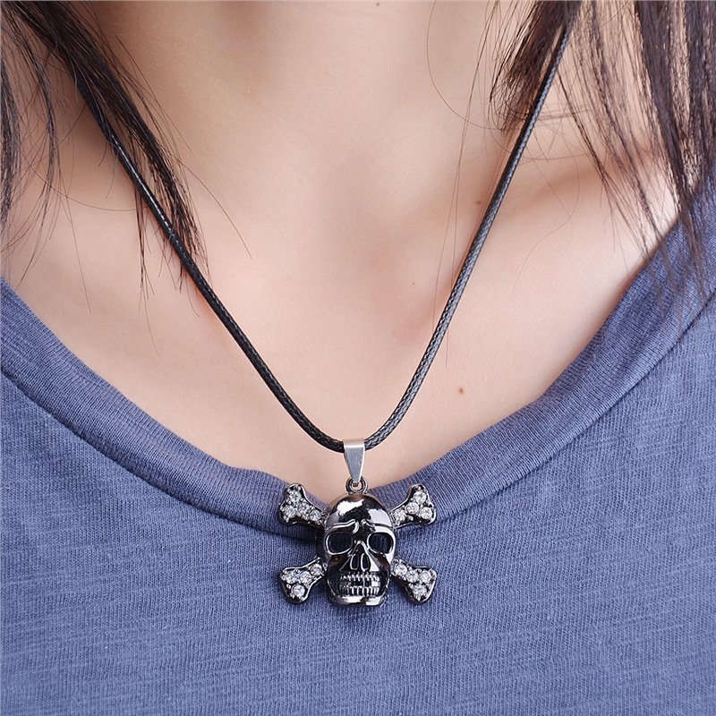 Gothic Style Rhinestone Studded Evil Skull Necklace (Black) - intl