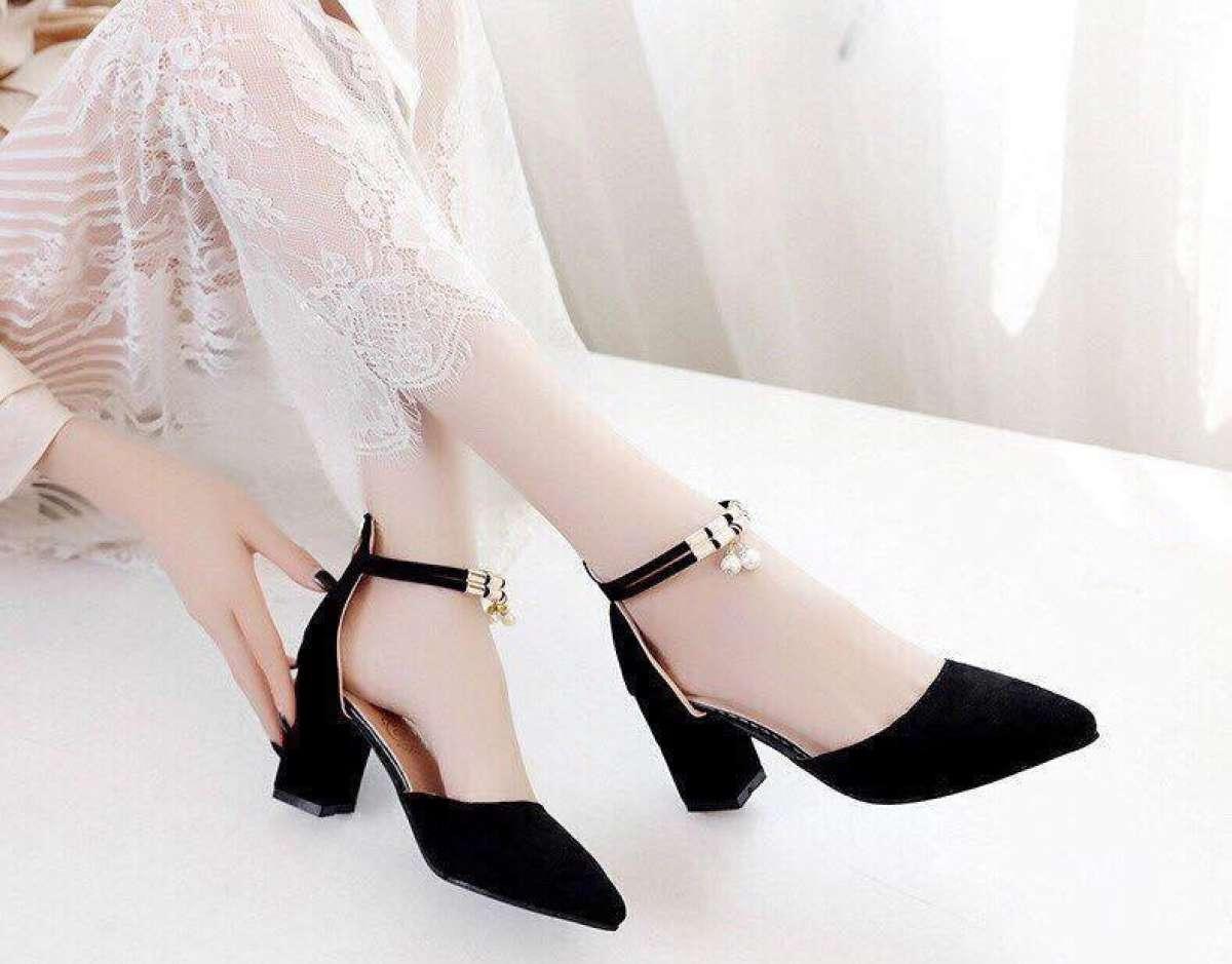 Giày gót vuông bít mũi vòng cổ hạt phối lắc hạt châu sang trọng