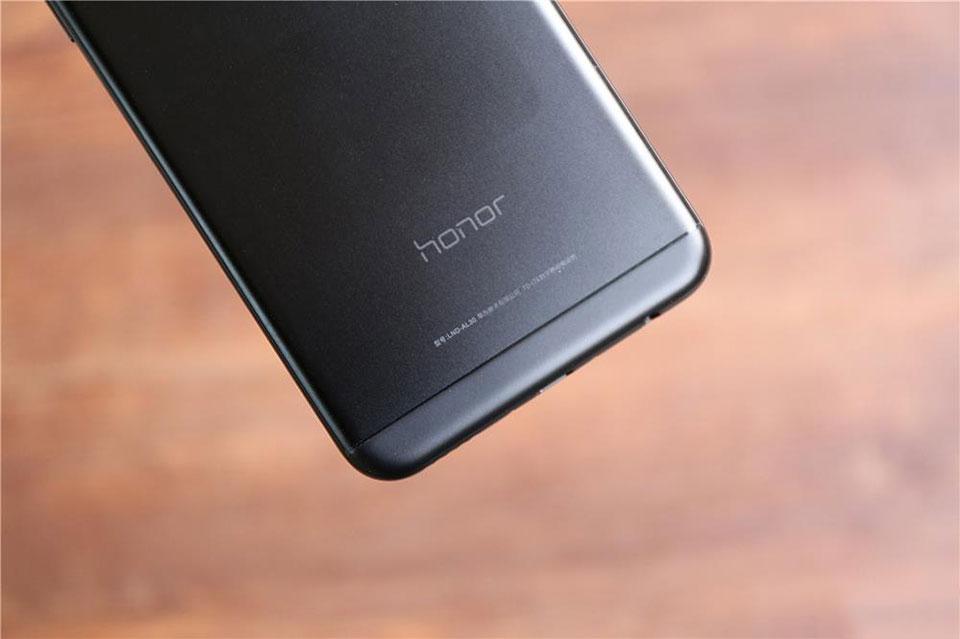 Trên tay Huawei Honor 7C