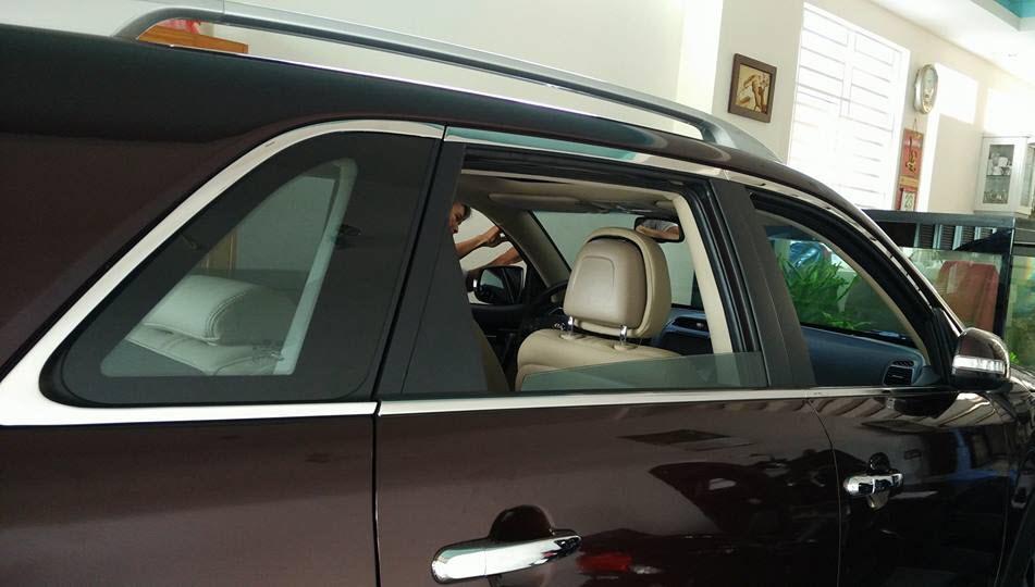 Viền inox quanh kính Kia Sorento