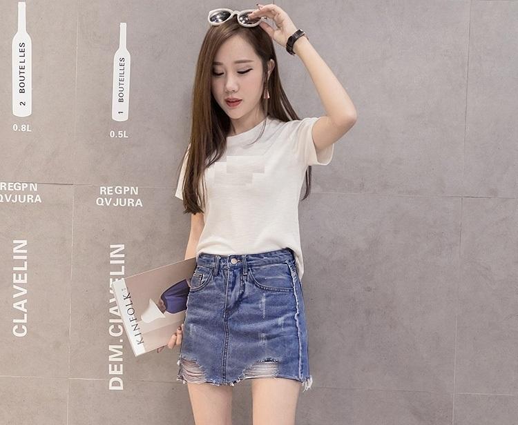 Set Chân váy jeans ngắn chữ A và Áo thun trơn trắng thời trang cho nữ