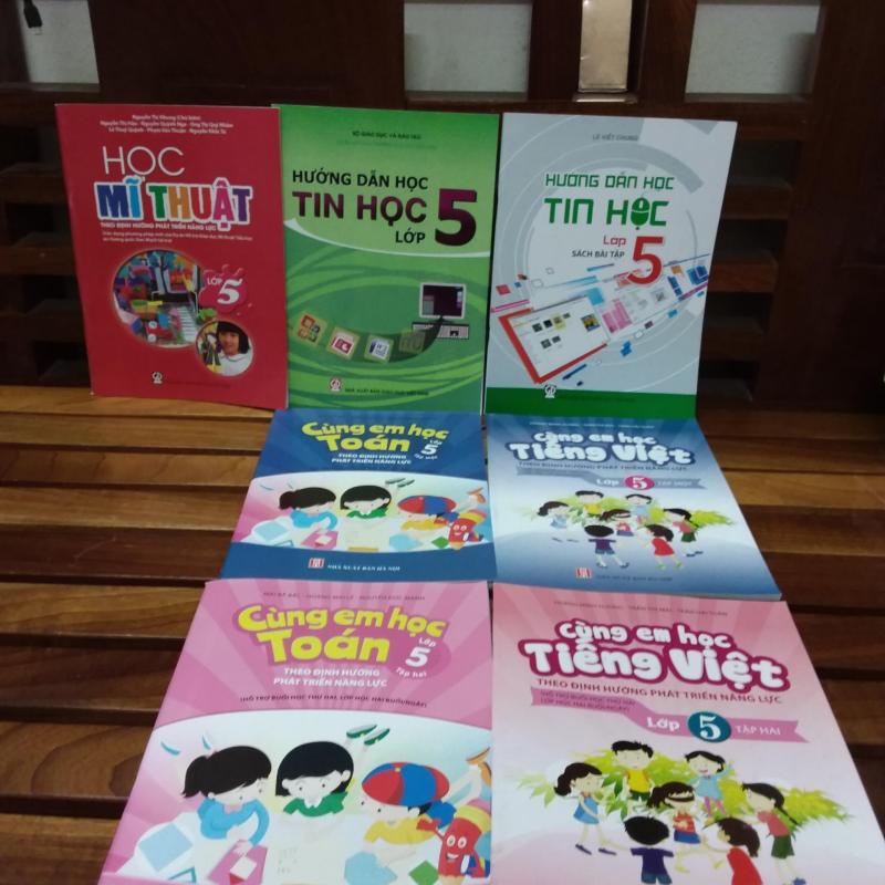 Mua Combo 7 cuốn sác giáo khoa lớp 5 ( cùng em học toán +tiếng việt + tin học + học mĩ thuật )
