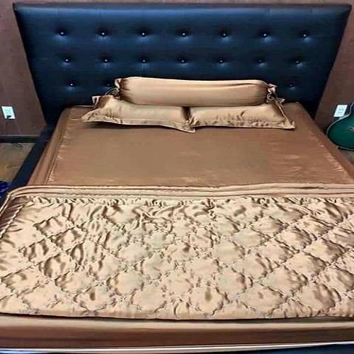 Bộ Drap Lụa Mềm mịn Cao cấp Ánh Sao (Màu Kem / Màu đỏ Cherry) - bộ 3 món (1 Drap lụa + 2 vỏ gối nằm + 1 vỏ gối ôm ) êm ái trong từng giấc ngủ - kích thước 1m6x2m/1m8x2mx20cm