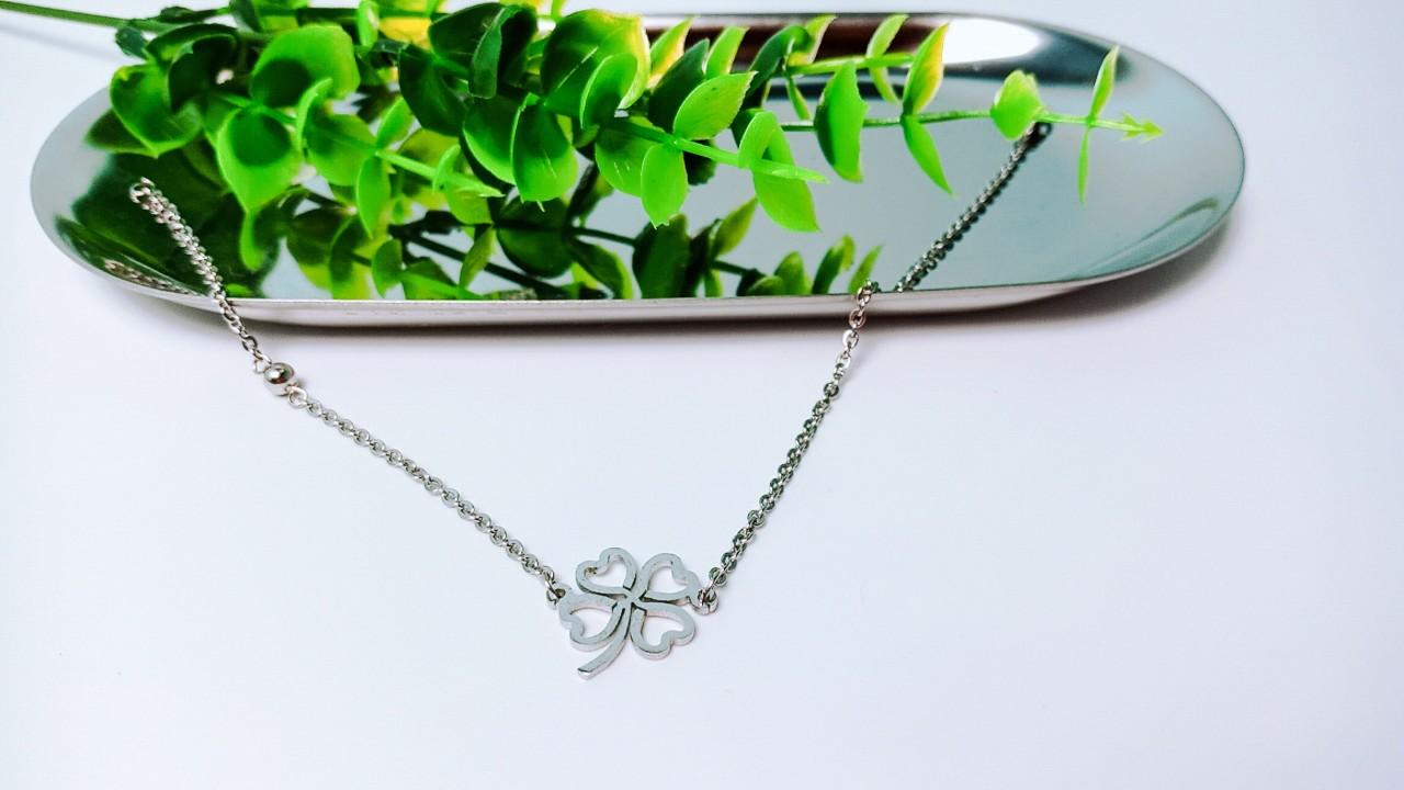 Lắc chân cỏ bốn lá may mắn
