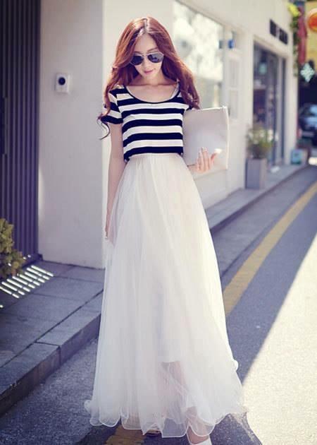 Đầm maxi trắng kèm áo thun sọc