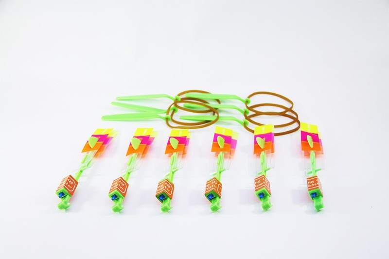 20 chiếc chong chóng xoay có đèn Led bắn bằng dây thun 4