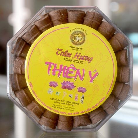 Hộp trầm hương Thiên Ý 42 viên trầm. Mùi thơm đặc trưng, không hóa chất, không độc hại. – 100% nguyên liệu thảo mộc tự nhiên. – Giúp giảm stress, làm dịu nhẹ thần kinh và kích thích khả năng tư duy sáng tạo.