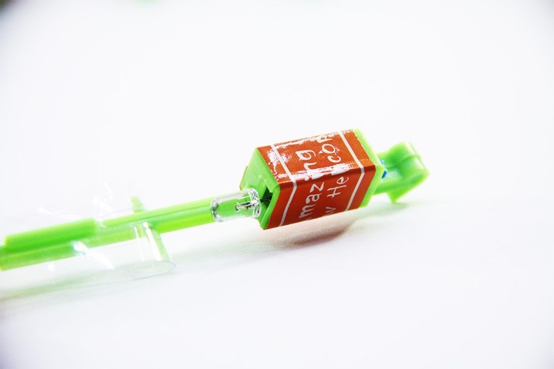 20 chiếc chong chóng xoay có đèn Led bắn bằng dây thun 6