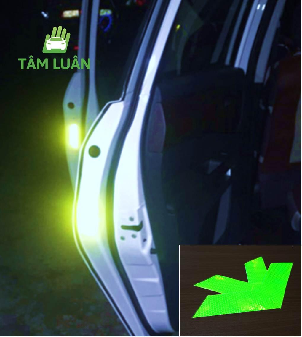 Decal phản quang dán cửa và đuôi ô tô xe hơi oto