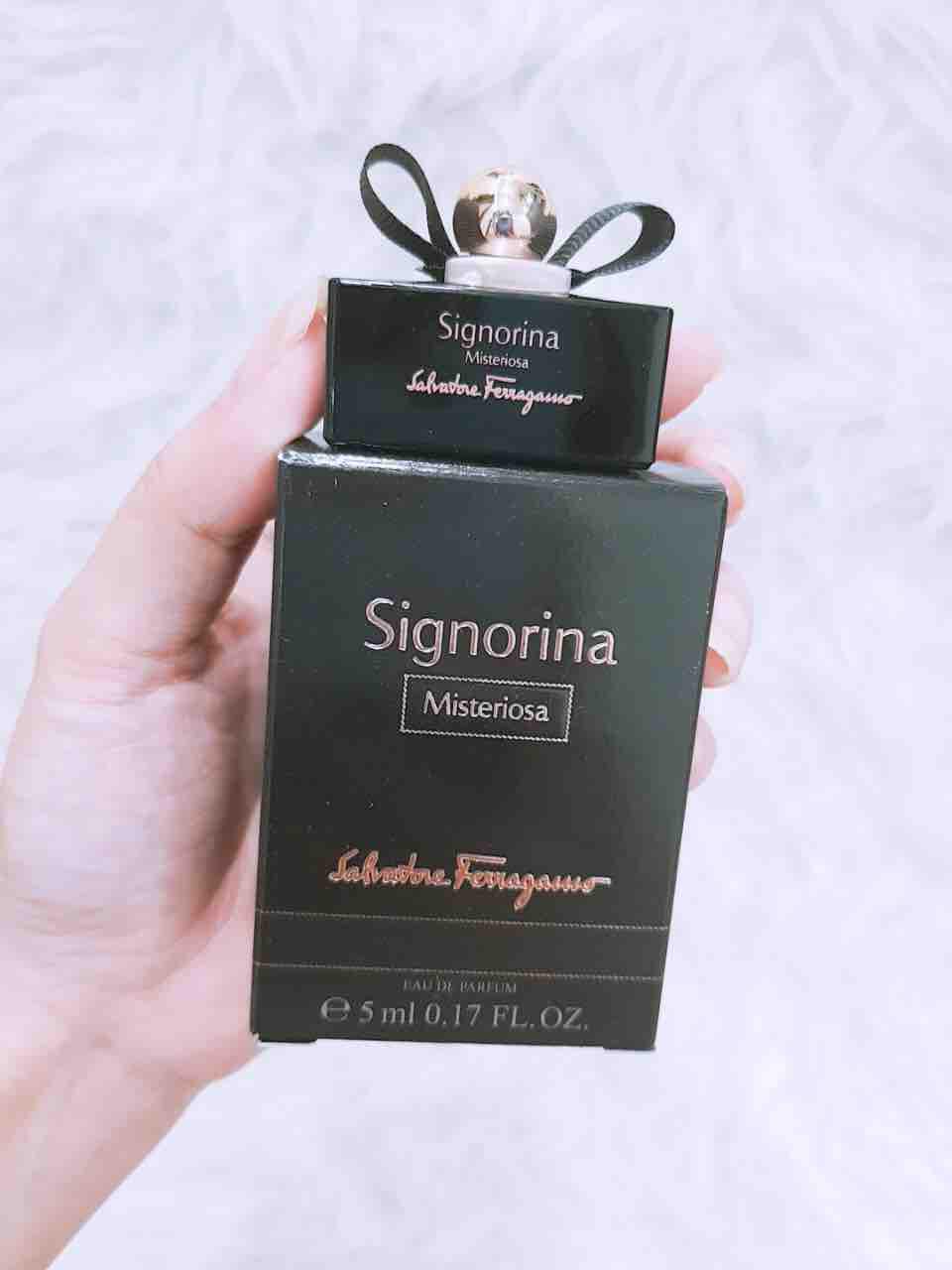 Nước hoa Signorina đen mini 5ml