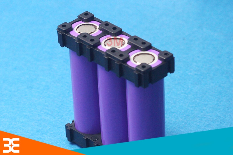 Khung gắn pin được lắp với 18650