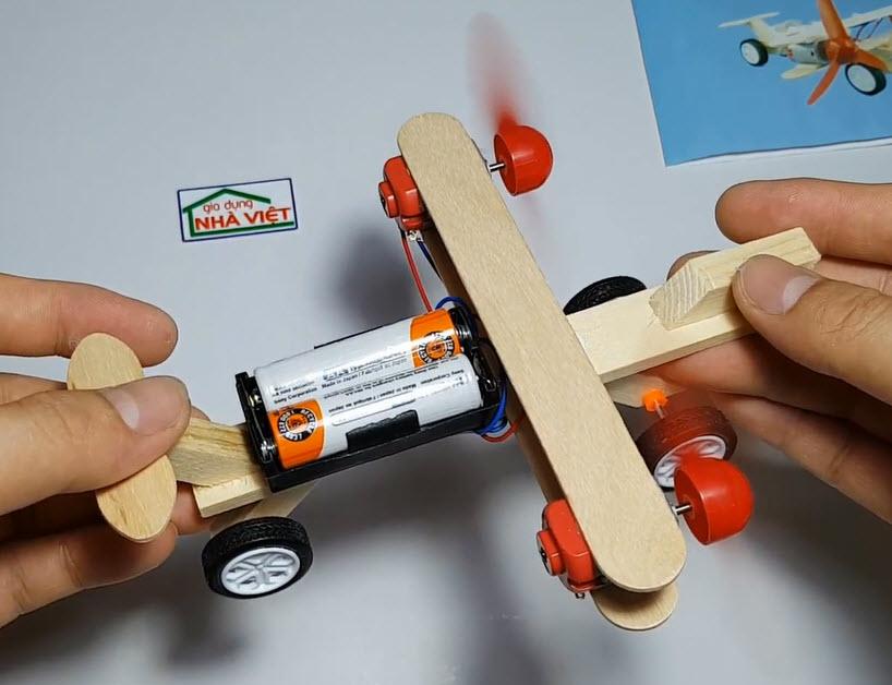 Bộ lắp ráp máy bay 2 cánh quạt bằng gỗ chạy pin STEM DIY