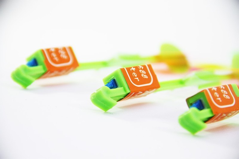 20 chiếc chong chóng xoay có đèn Led bắn bằng dây thun 5