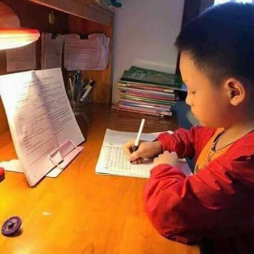 Giá đỡ kẹp sách cho bé đọc bài chống cận thị