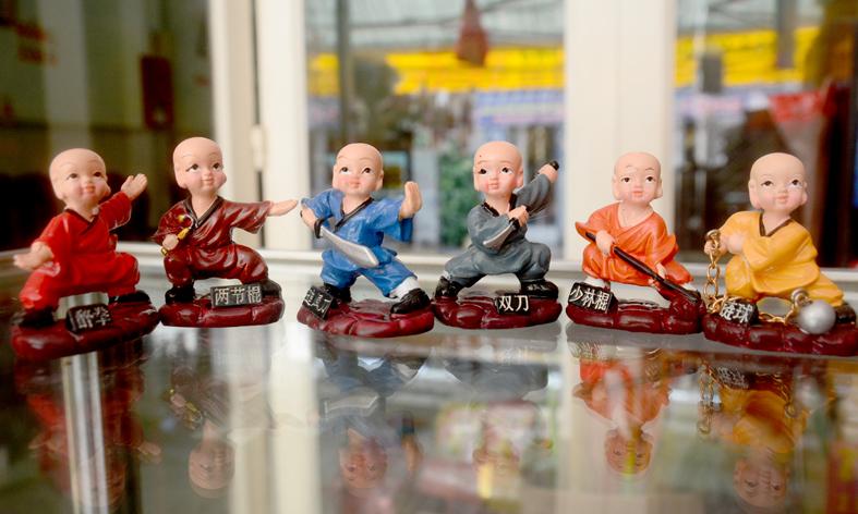 Bộ tượng sáu Chú Tiểu cầm binh khí thủ võ dễ thương