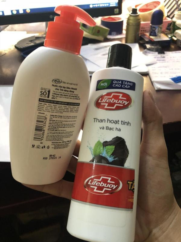 Combo 2 món gồm: 1 chai sữa tắm lifebuoy than hoạt tính 200g + 1 chai nước rửa tay lifebuoy 120ml