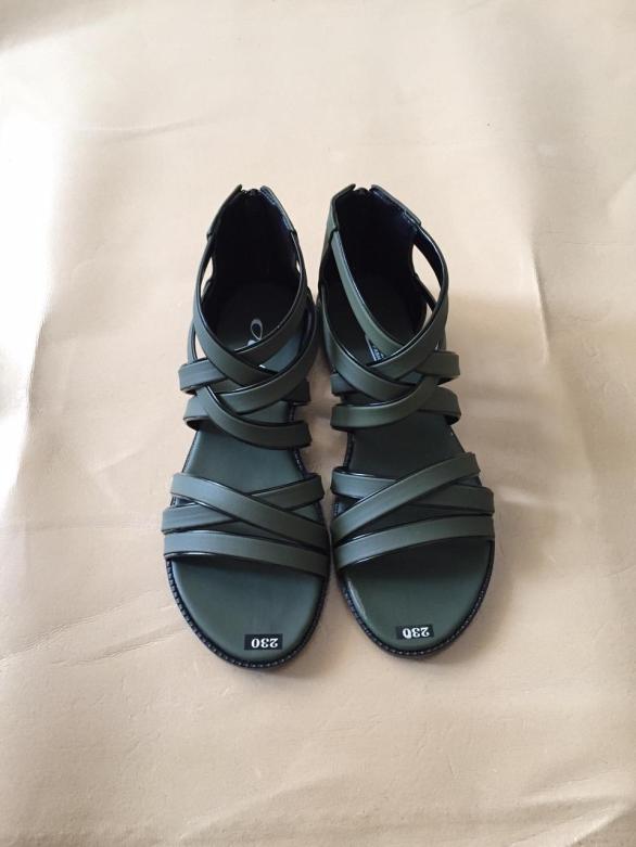 Giày sandal nữ dây chéo đang hot giá rẻ