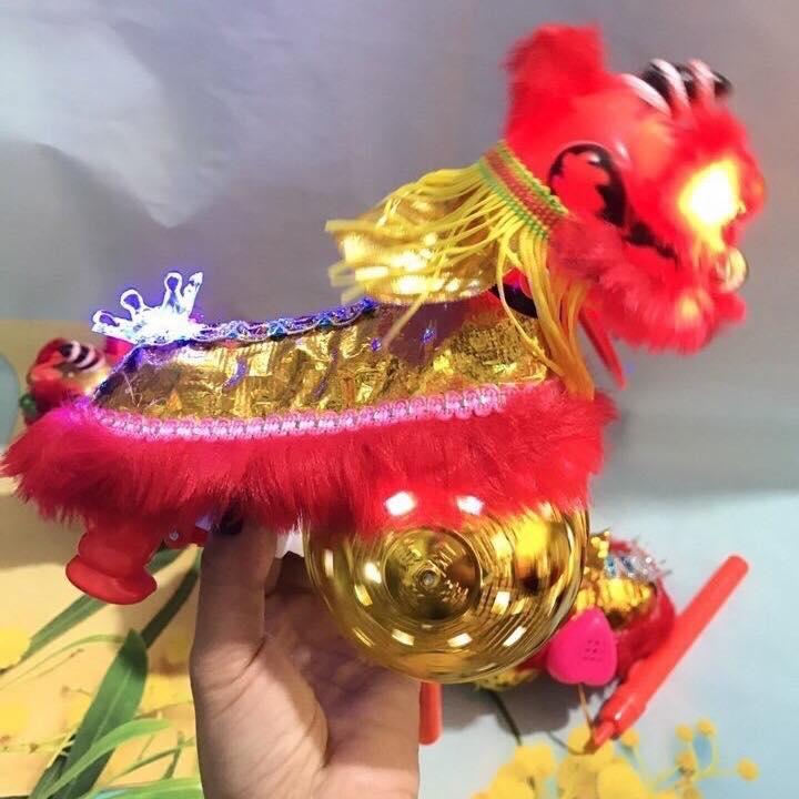 Lồng đèn trung thu có đèn hình lân xài pin aaa