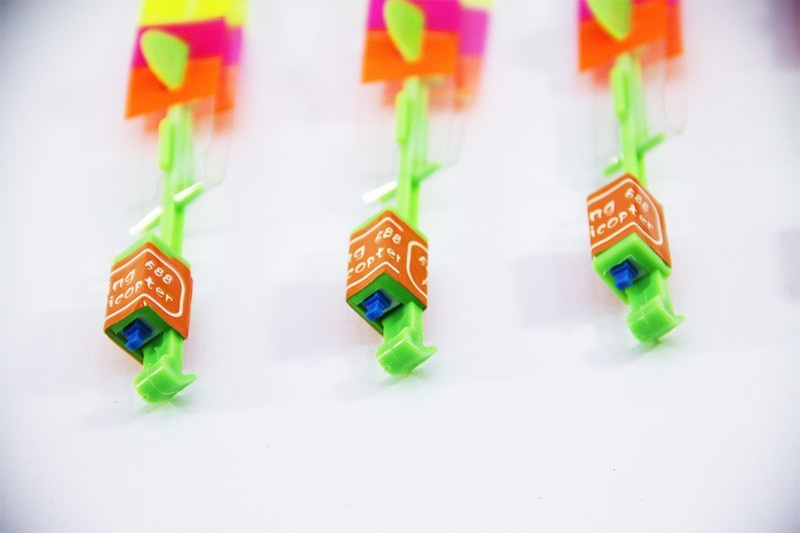 20 chiếc chong chóng xoay có đèn Led bắn bằng dây thun 7