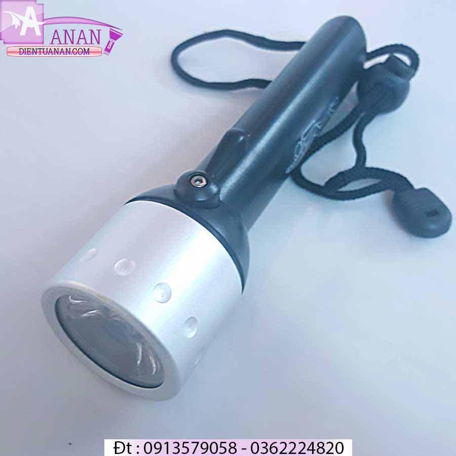 Đèn pin cầm tay lặn biển 100m
