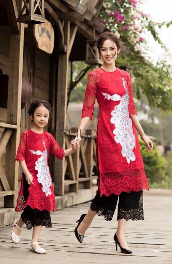 Bộ áo cách tân kèm quần ren đính hình con công kim sa