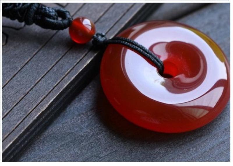 Ngọc bội đá chalcedony màu đỏ Mệnh Hỏa + Mệnh Thổ (Không kèm dây)