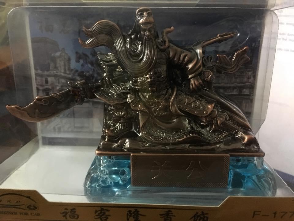 Nước hoa, dầu thơm ô tô tượng quan công múa đao