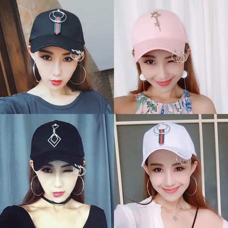 Mũ nón lưỡi trai có khuyên bạc kết hợp phụ kiện độc đáo mới lạ và rất cá tính