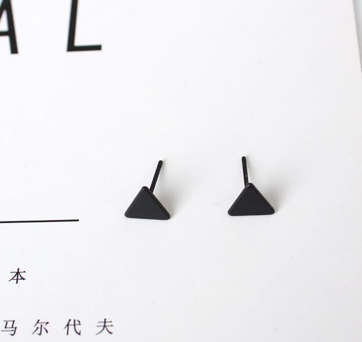 Bông tai Khuyên Nụ Tam Giác Nhỏ Xinh Màu Đen ATB066