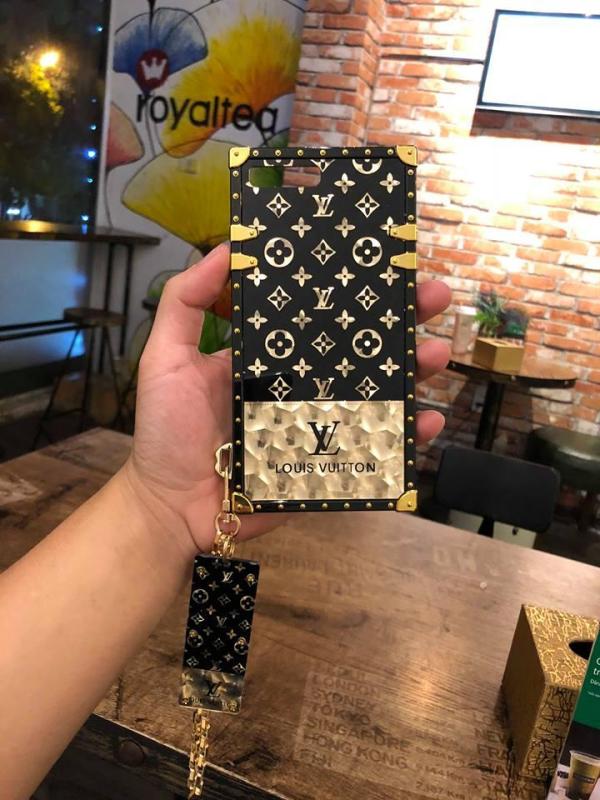 Giá Ốp Louis Vuitton lưng kính bo viền vuông 4 cạnh cao cấp dành cho iPhone(iP6>iPXS MAX)