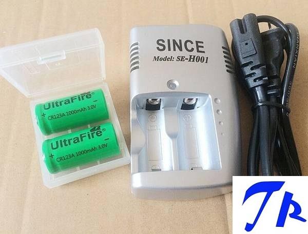 [HCM]1 Máy sạc Pin CR123A kèm 2 pin sạc CR123A 1000mah Ultrafire 3V
