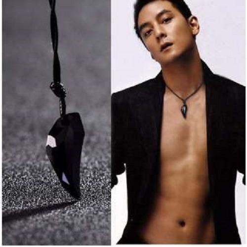 Vòng cổ nanh sói pha lê đa sắc màu cho sức mạnh cuốn hút