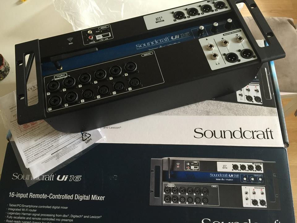 Bộ trộn kỹ thuật số soundcraft ui16