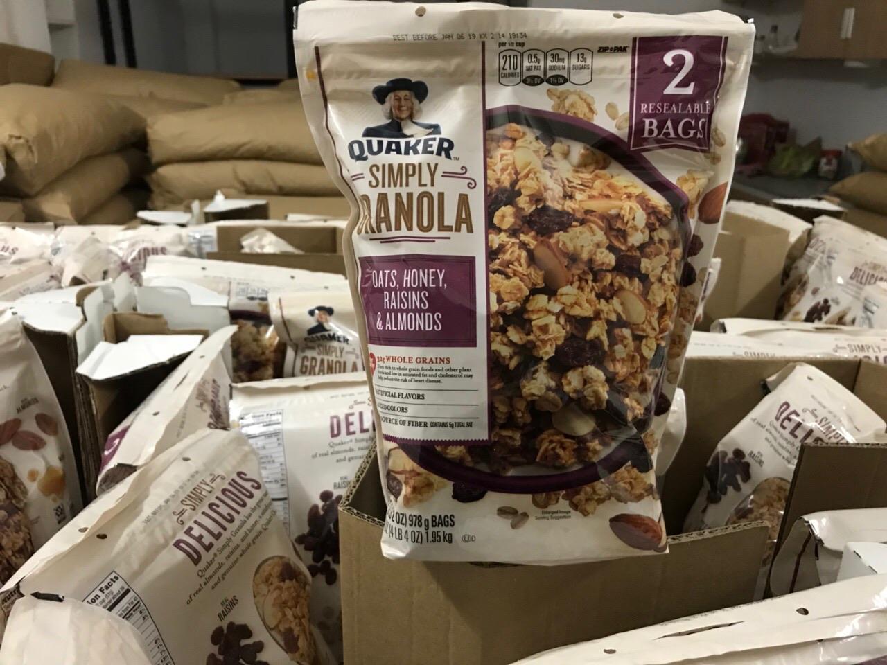 Ngũ cốc Granola Quaker 1kg - Mỹ - 3 vị (Hạnh nhân - Nho khô - Mật ong)