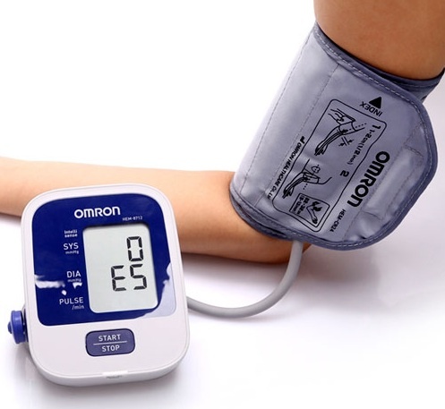 Máy đo huyết áp bắp tay Omron HEM-8712  + Tặng 1 khẩu trang than