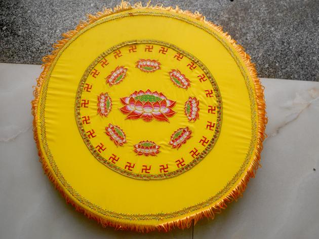 Tọa cụ tròn ngồi thiền thêu hoa sen