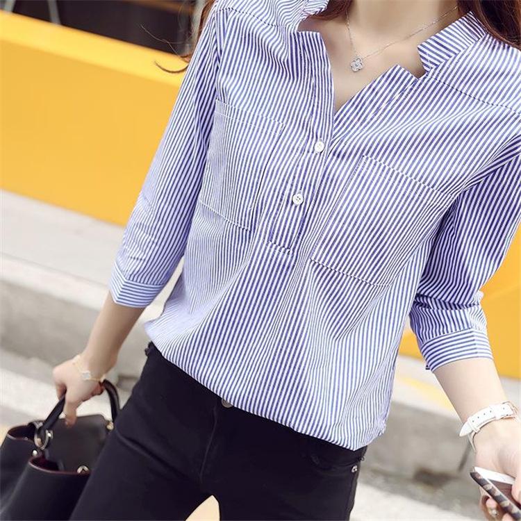 Áo sơ mi nữ sọc dọc cổ trụ hình chữ V