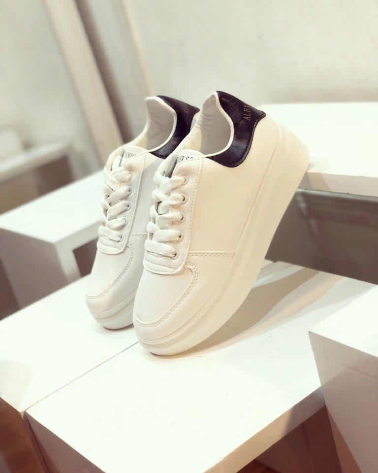 Giày sneaker đế độn 4cm phối màu đen trắng