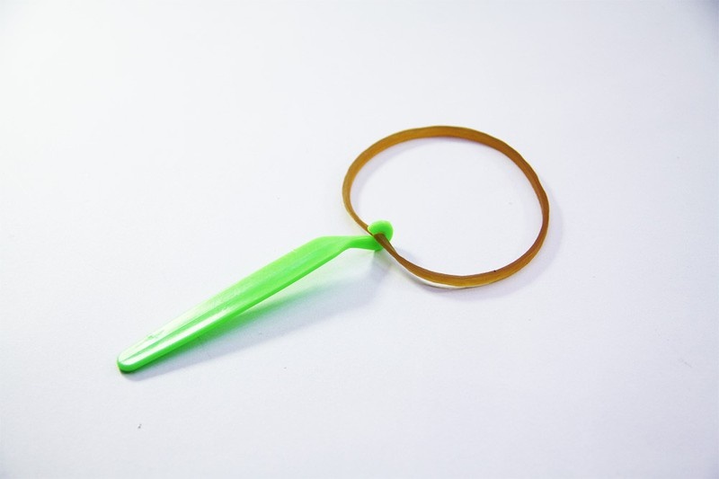 20 chiếc chong chóng xoay có đèn Led bắn bằng dây thun 8