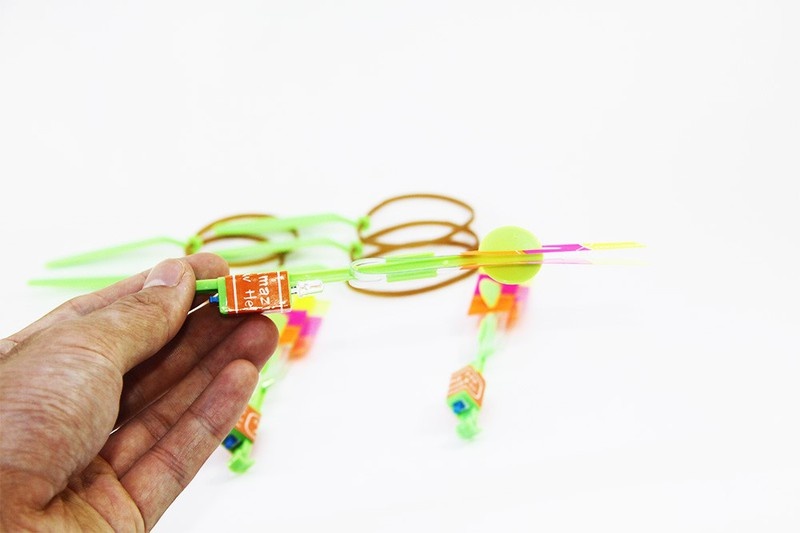 20 chiếc chong chóng xoay có đèn Led bắn bằng dây thun 10