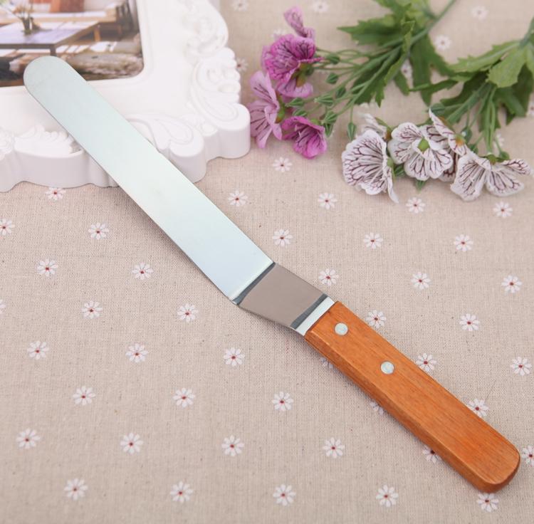 Dao chà láng và trét kem bánh gato gấp khúc 25 cm