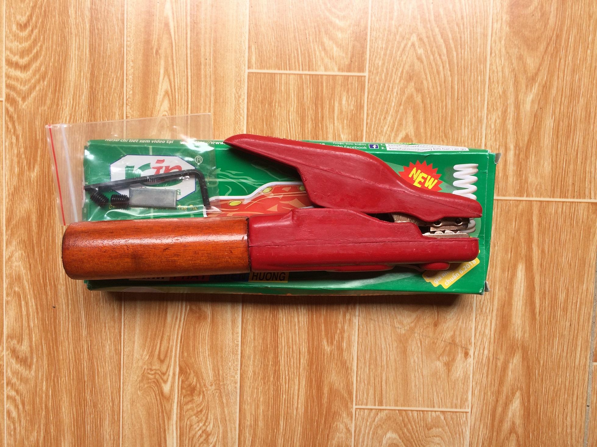 [HCM]Kìm hàn 600A cán gỗ