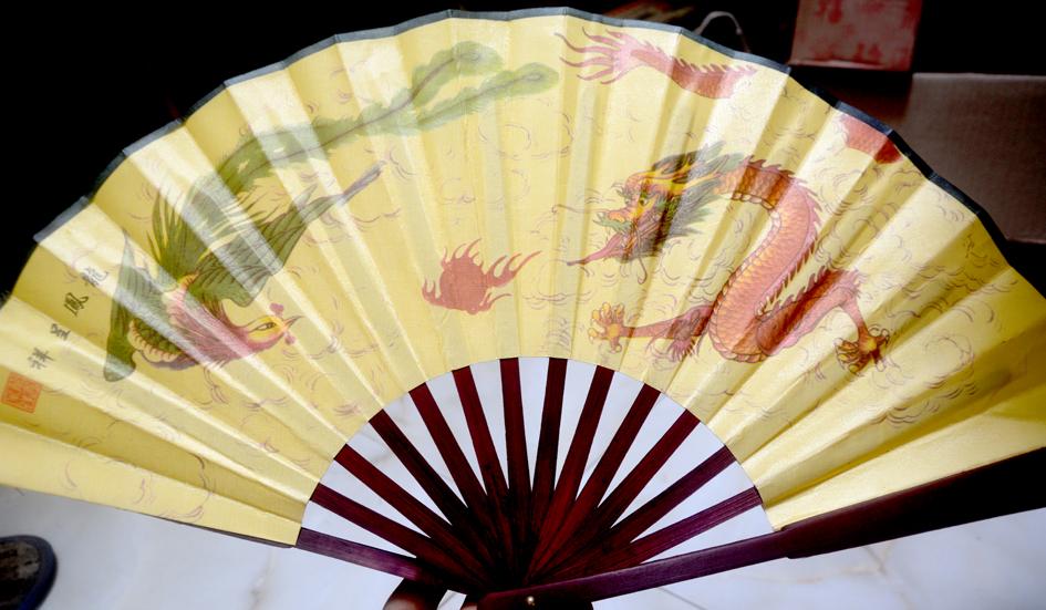 [HCM]Quạt vải nẹp gỗ dài 27cm-Giao mẫu ngẫu nhiên