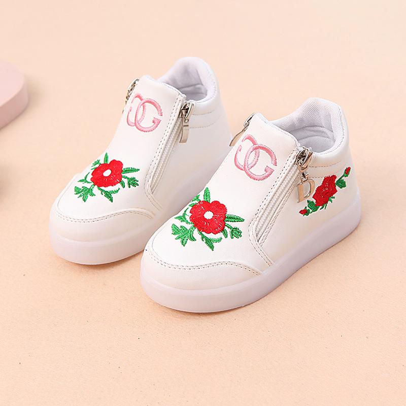 Giá bán Boot cao cổ cho bé gái thêu hoa cát tường kiểu dáng sành điệu có đèn - 48TT103