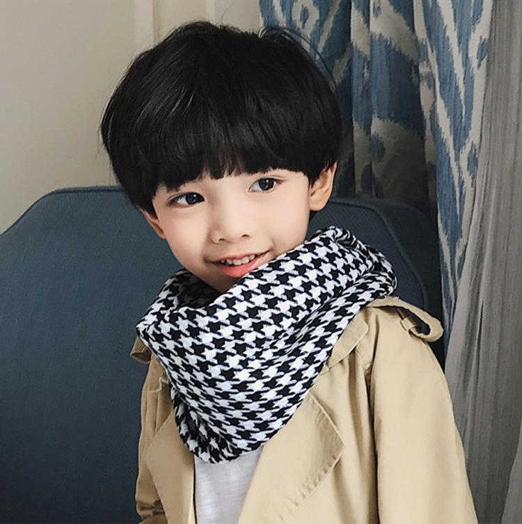 Khăn quàng cổ là phụ kiện không thể thiếu trong tủ đồ của các bé trai. Hãy xem ngay các kiểu khăn quàng cổ cho bé trai Hàn Quốc để tạo nên phong cách riêng cho con trai của bạn.