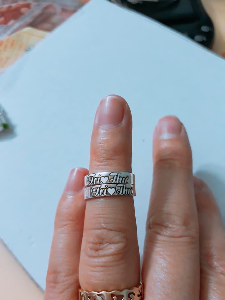 Nhẫn đôi khắc tên theo yêu cầu.