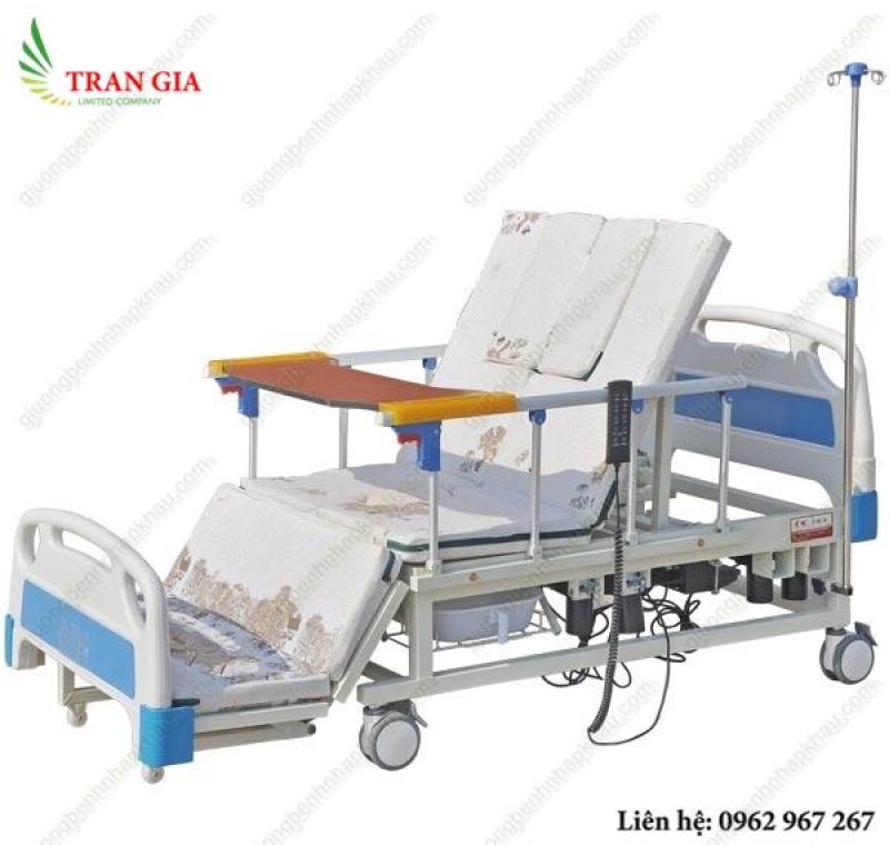 Giường bệnh đa năng điều khiền bằng điện kết hợp tay quay.