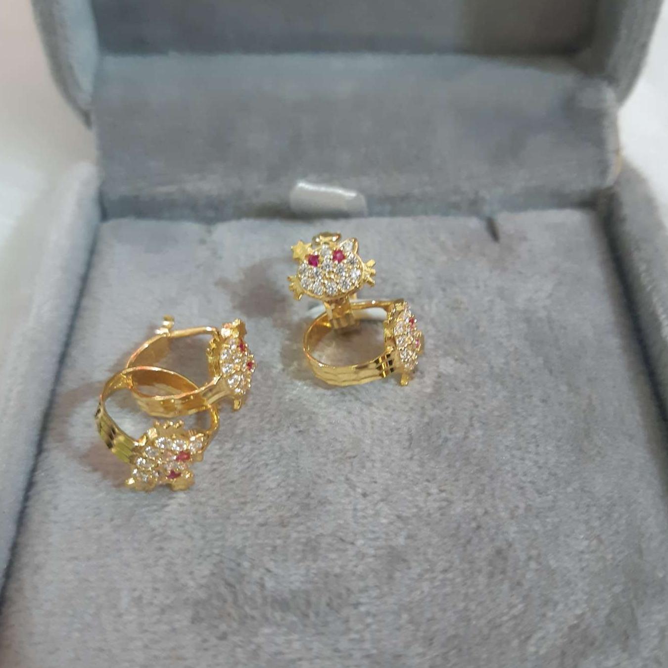 Khuyên tai vàng tây